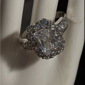 Avon Bague Contour CZ Kyra Ring Size 8 along with box.